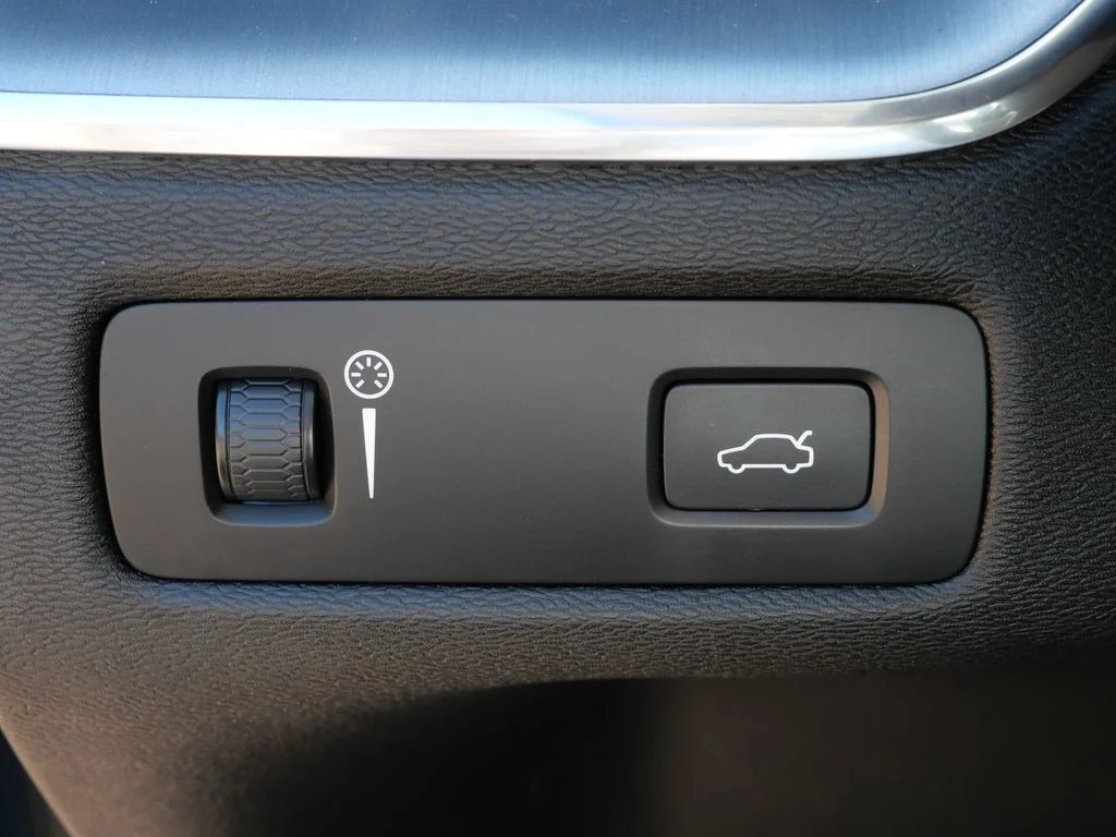 Used 2020 Blue Volvo T5 Momentum image 18