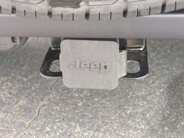 New 2025 Bright White Clear-Coat Exterior Paint Jeep Sahara image 33