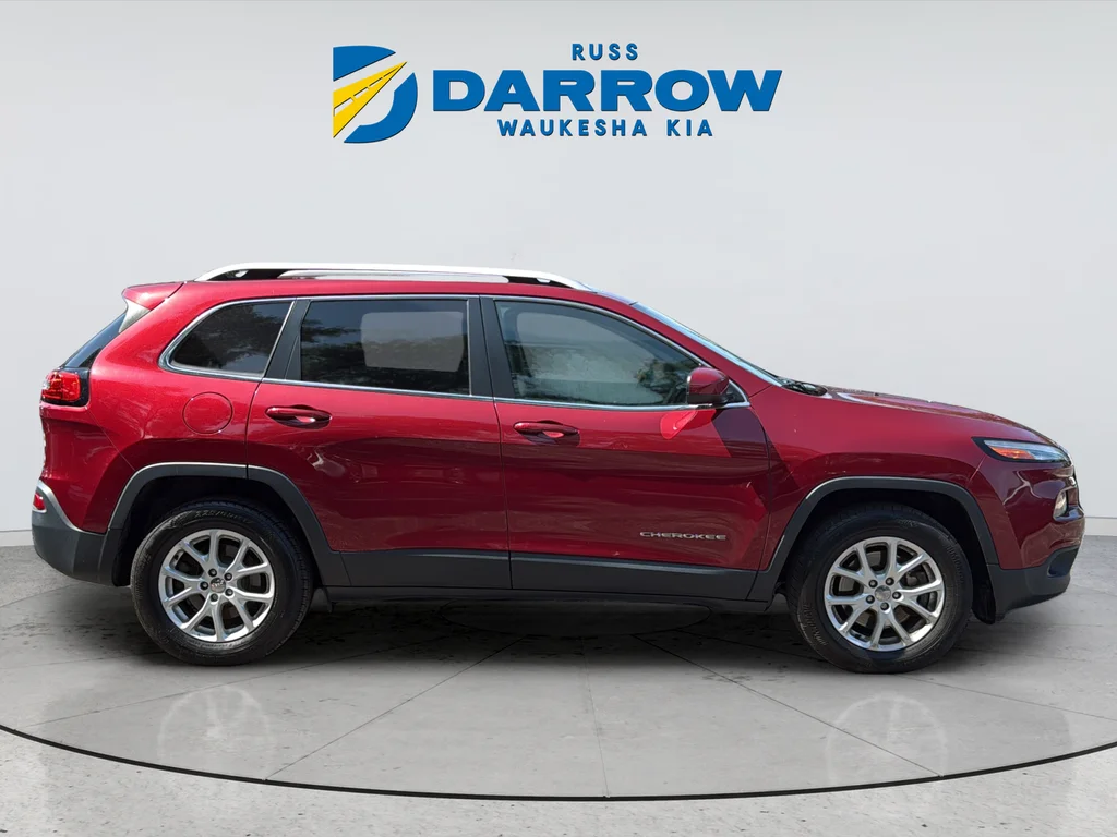Used 2017 Red Jeep Latitude image 6