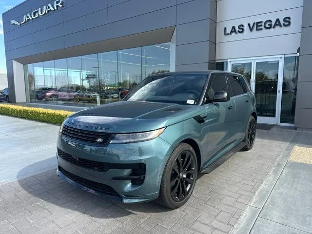 Used 2025 Green Land Rover Dynamic SE image 1