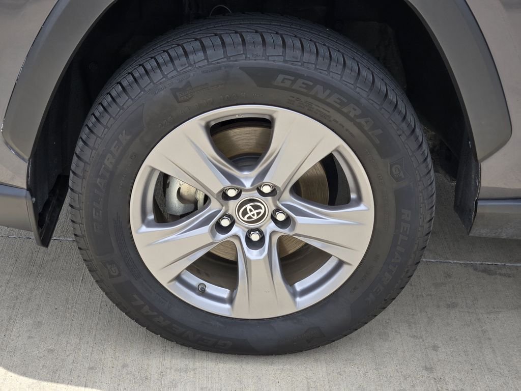 2024 Toyota RAV4 LE - Photo 7