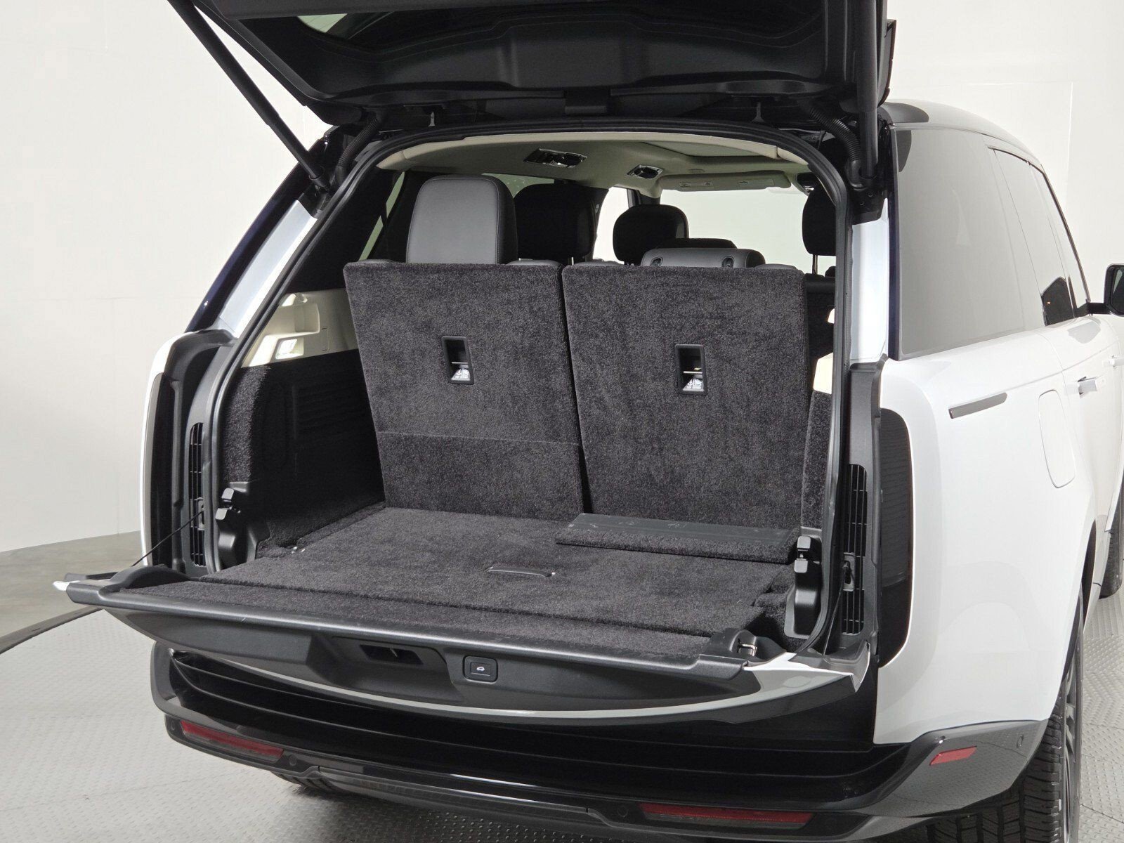 Used 2023 White Land Rover SE image 17