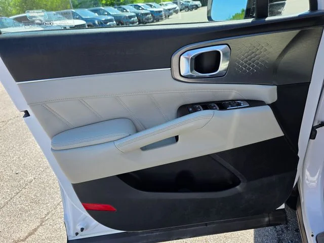 Used 2021 White Pearl Kia SX image 29