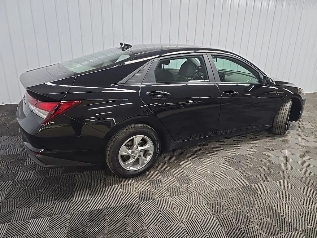 Used 2022 Black Hyundai SE image 3