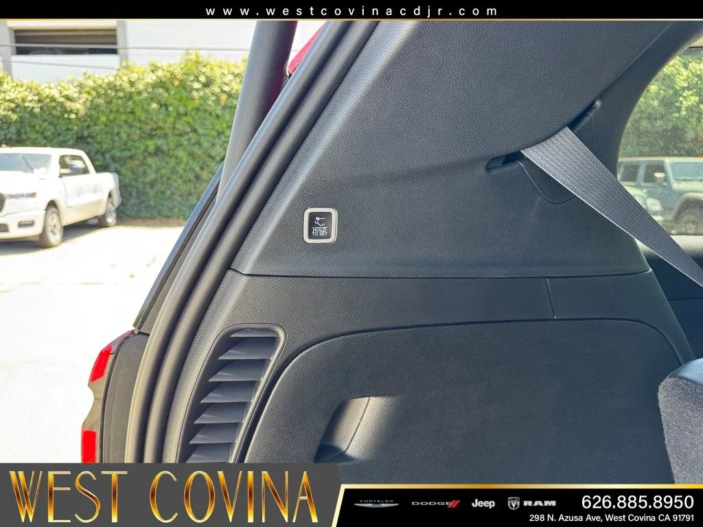 New 2027 Red Hot Pearl-Coat Exterior Paint Chrysler Select image 16