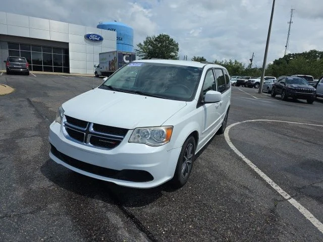 Used 2016 White Dodge SXT image 7