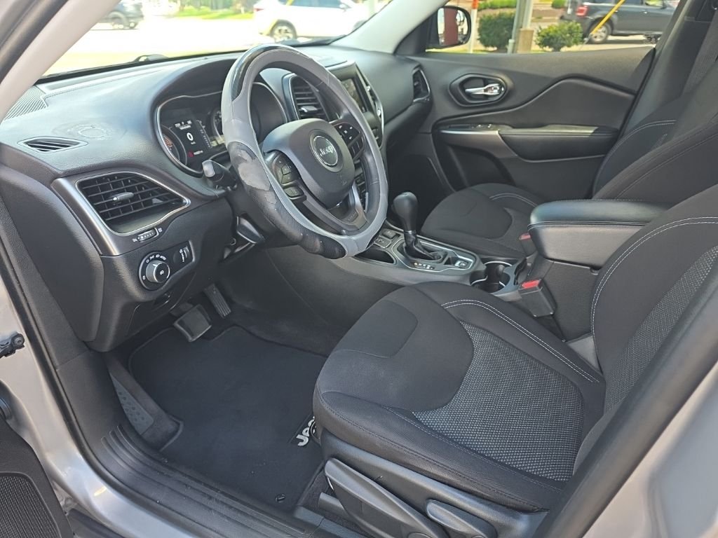 Used 2019 Silver Jeep Latitude image 8
