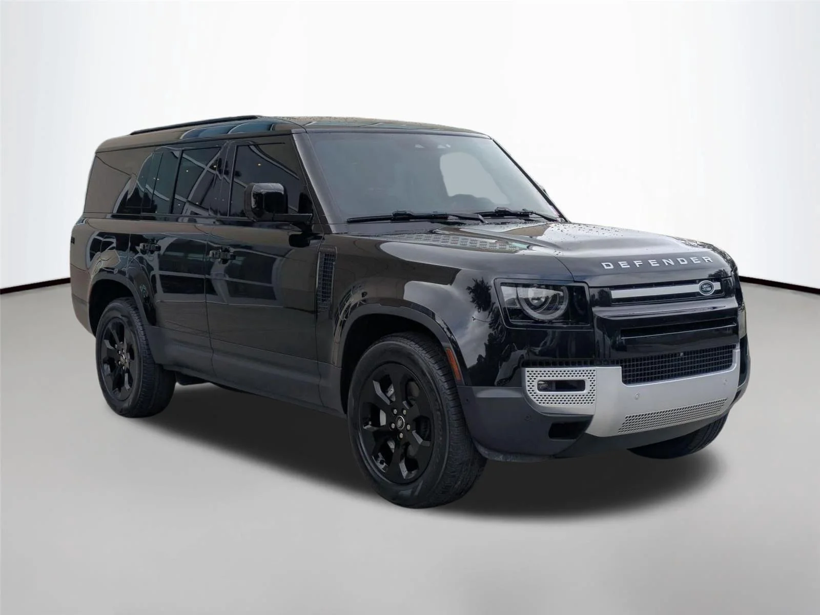 Used 2025 Santorini Black Metallic Land Rover S image 3