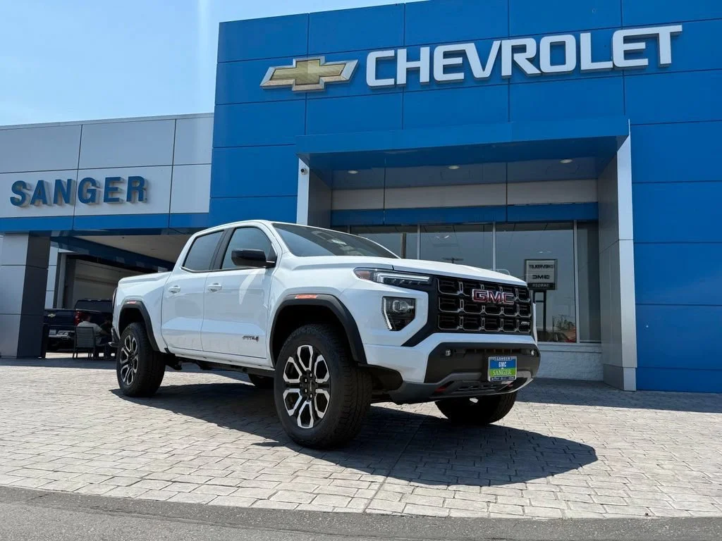 New 2026 Summit White GMC AT4 image 4