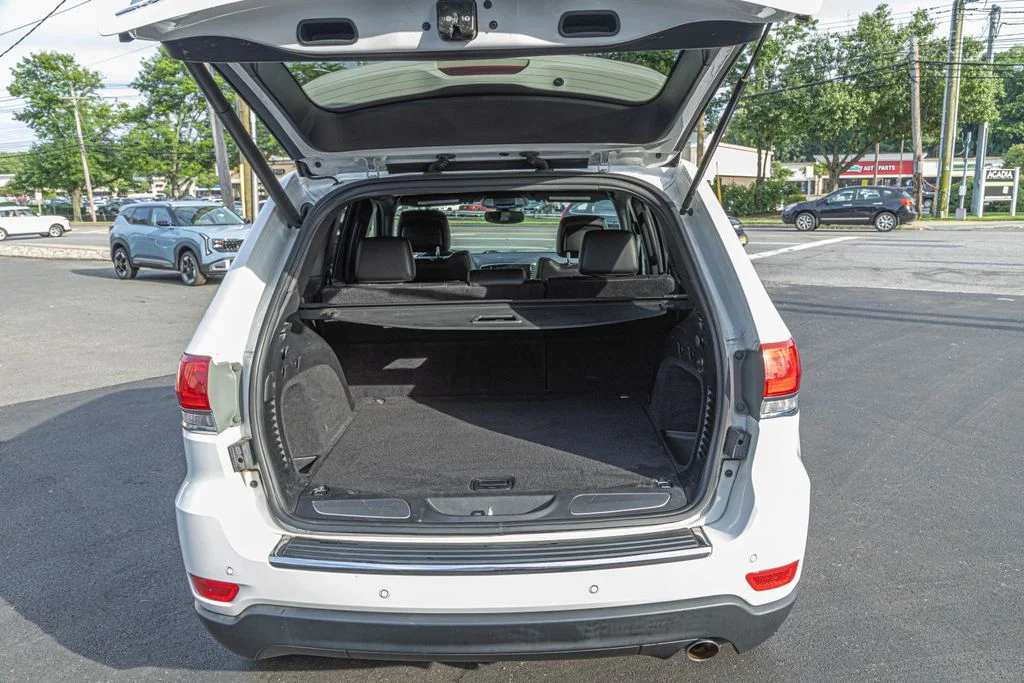 Used 2019 White Jeep Limited image 12