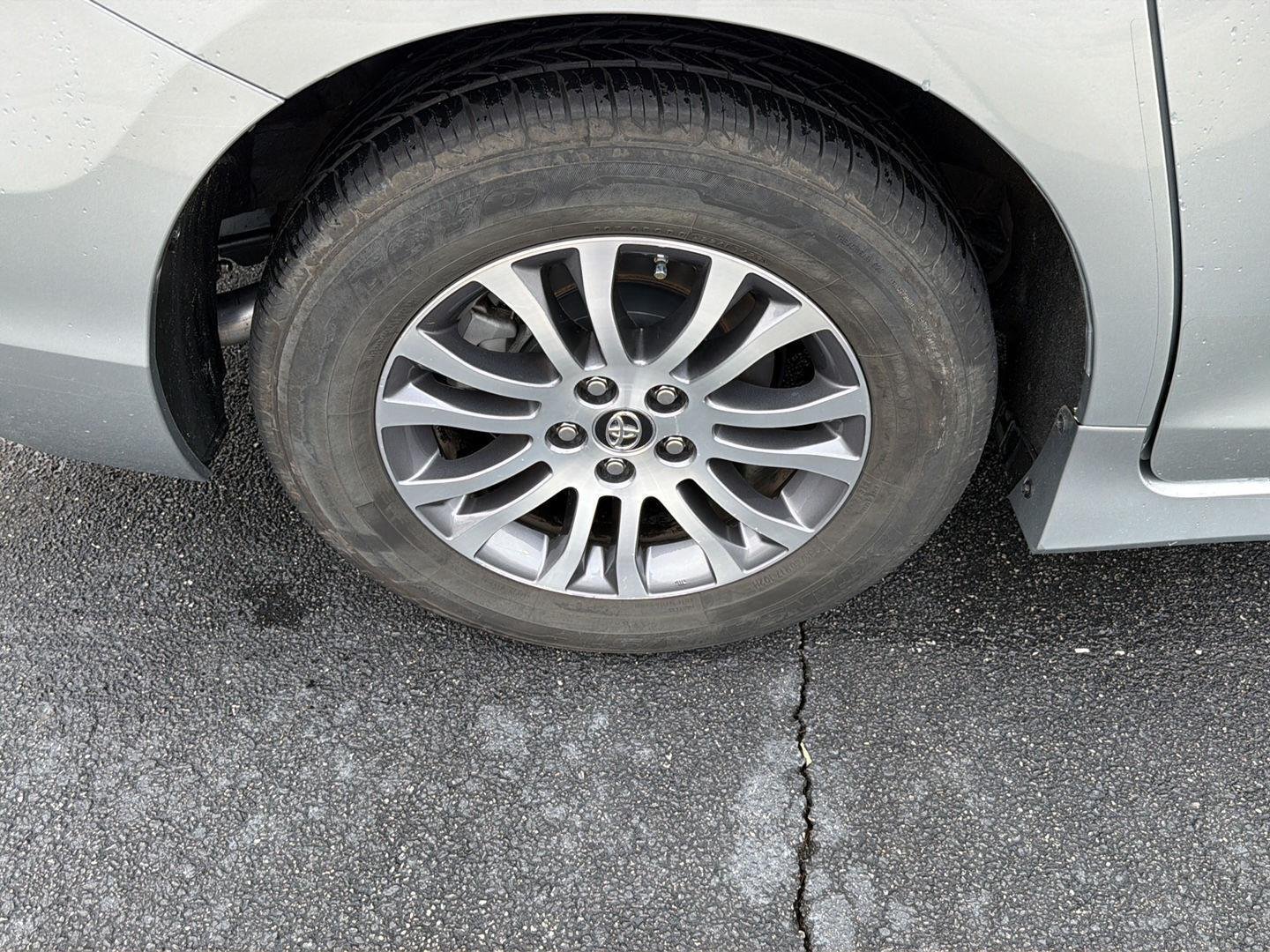 Used 2019 Celestial Silver Metallic Toyota XLE Premium 8-Passenger image 37