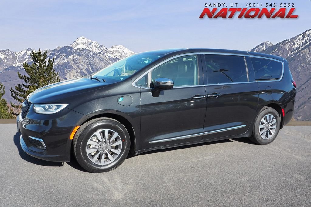 2023 Chrysler Pacifica Hybrid Limited Hybrid's photo