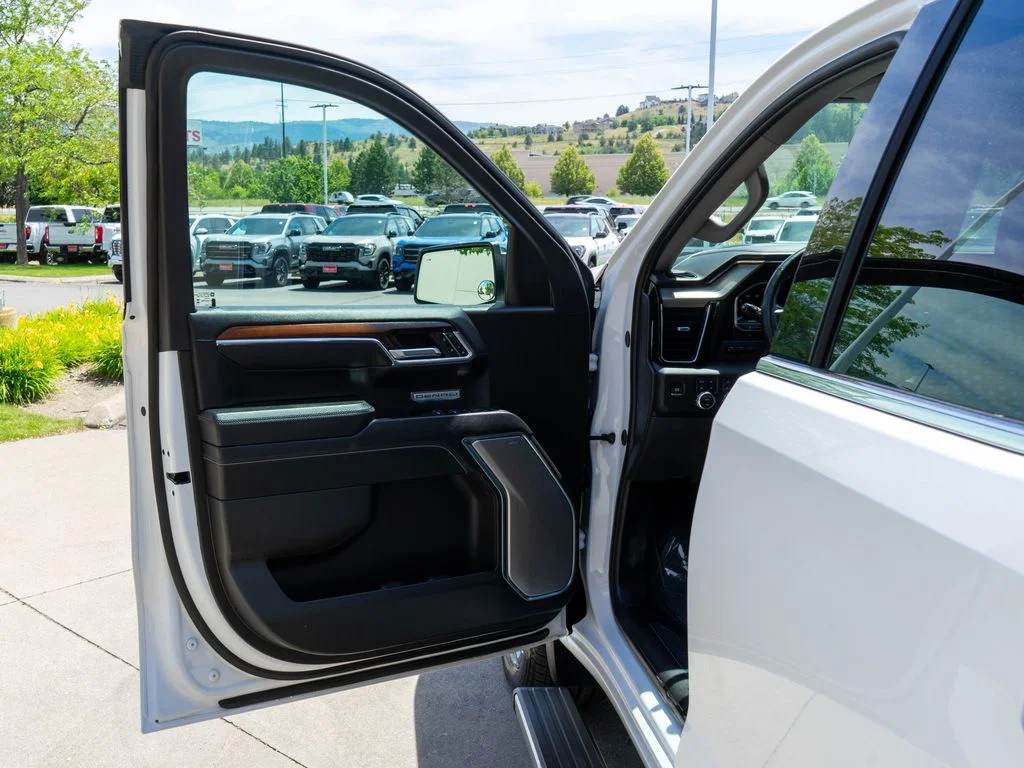 Used 2025 White GMC Denali image 18
