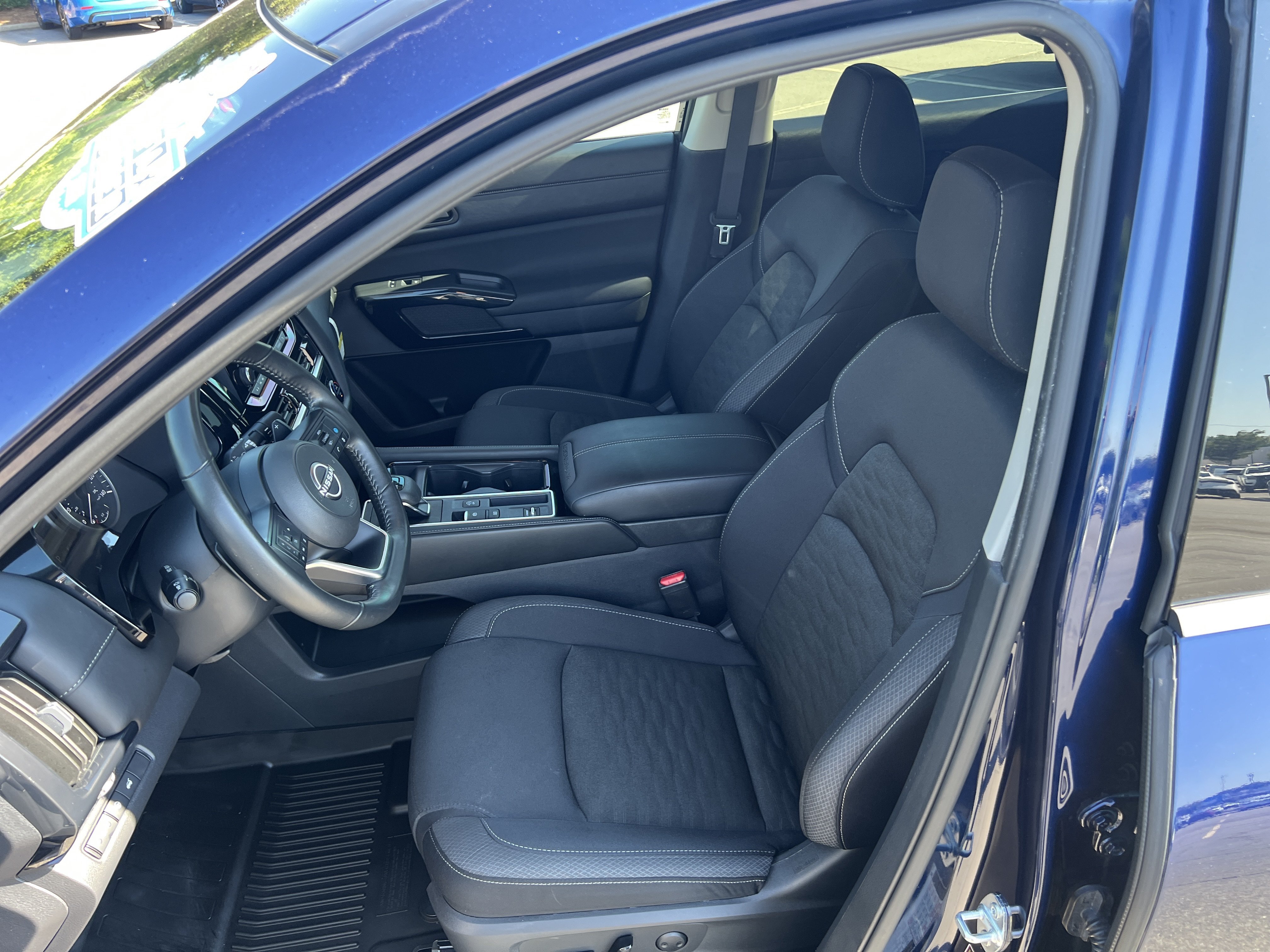 Used 2025 Deep Ocean Blue Pearl Nissan SV image 13