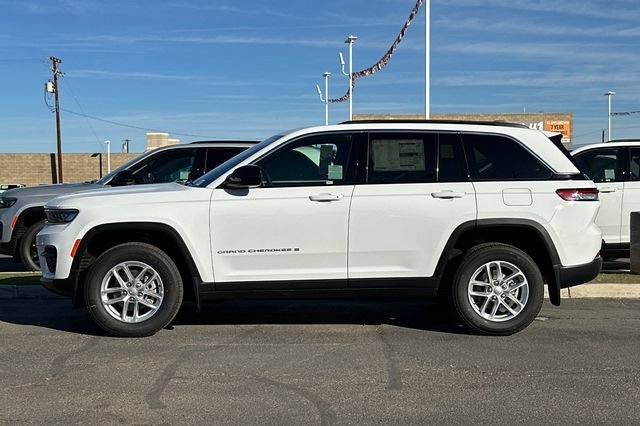 New 2025 Bright White Clear-Coat Exterior Paint Jeep Laredo X image 10