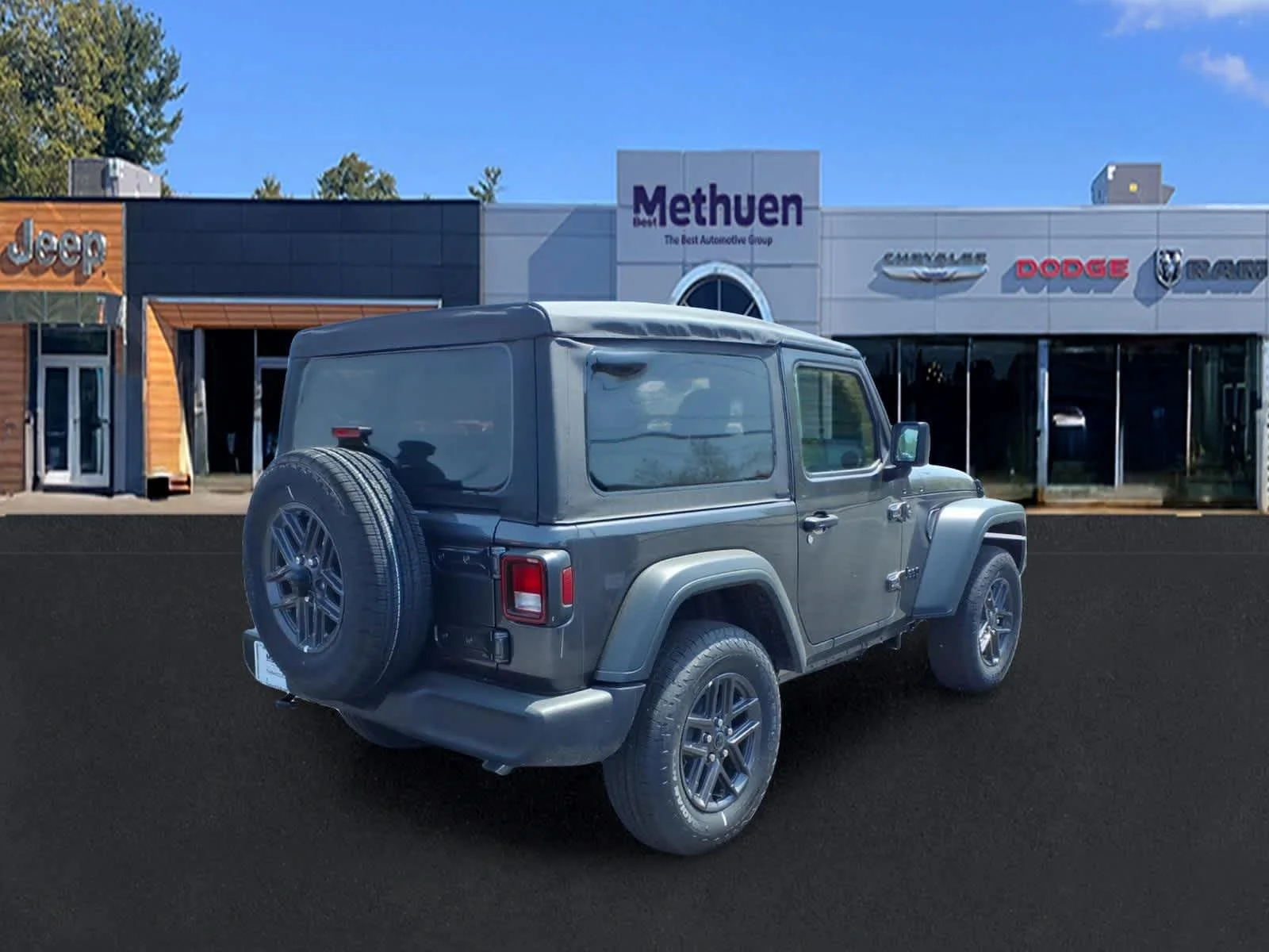 New 2026 Granite Crystal Metallic Clearcoat Jeep Sport S image 4