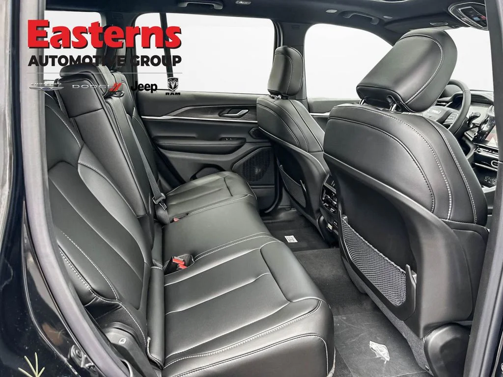New 2026 Diamond Black Crystal Pearl-Coat Exterior Paint Jeep Limited image 23