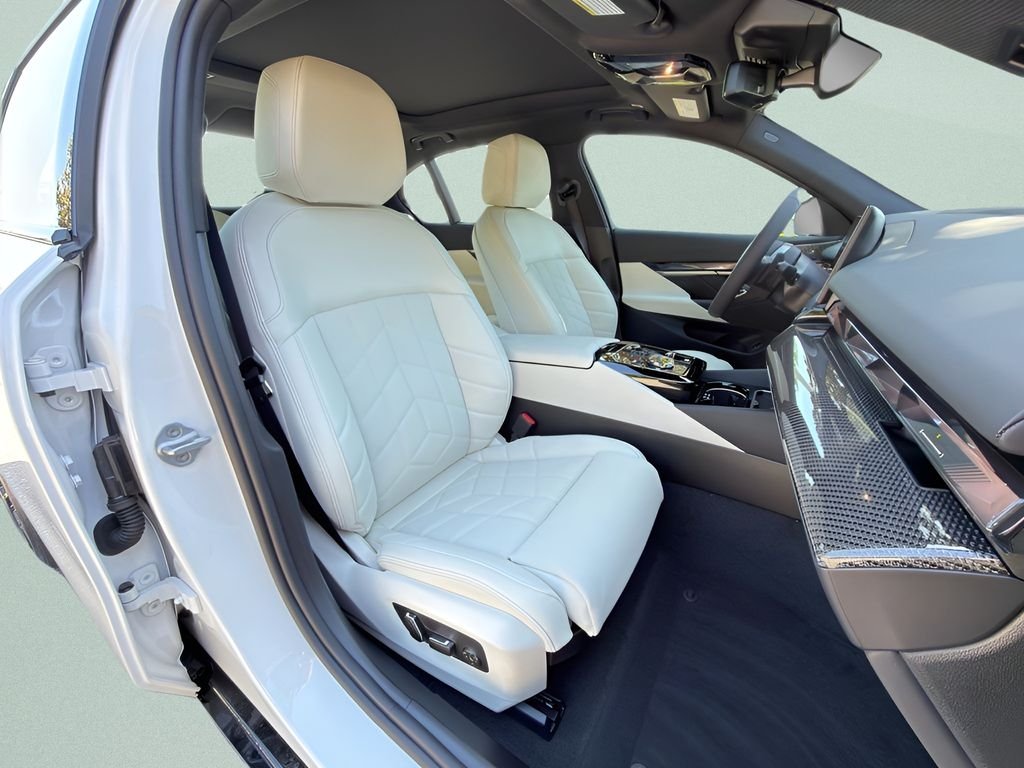 New 2027 Mineral White Metallic BMW 550e xDrive image 23