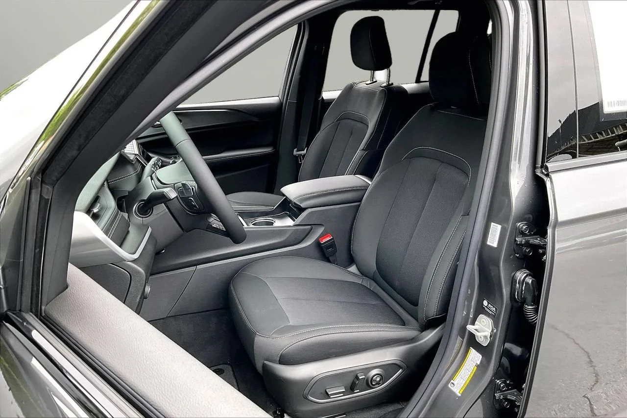 New 2026 Baltic Gray Metallic Clearcoat Jeep Laredo image 16