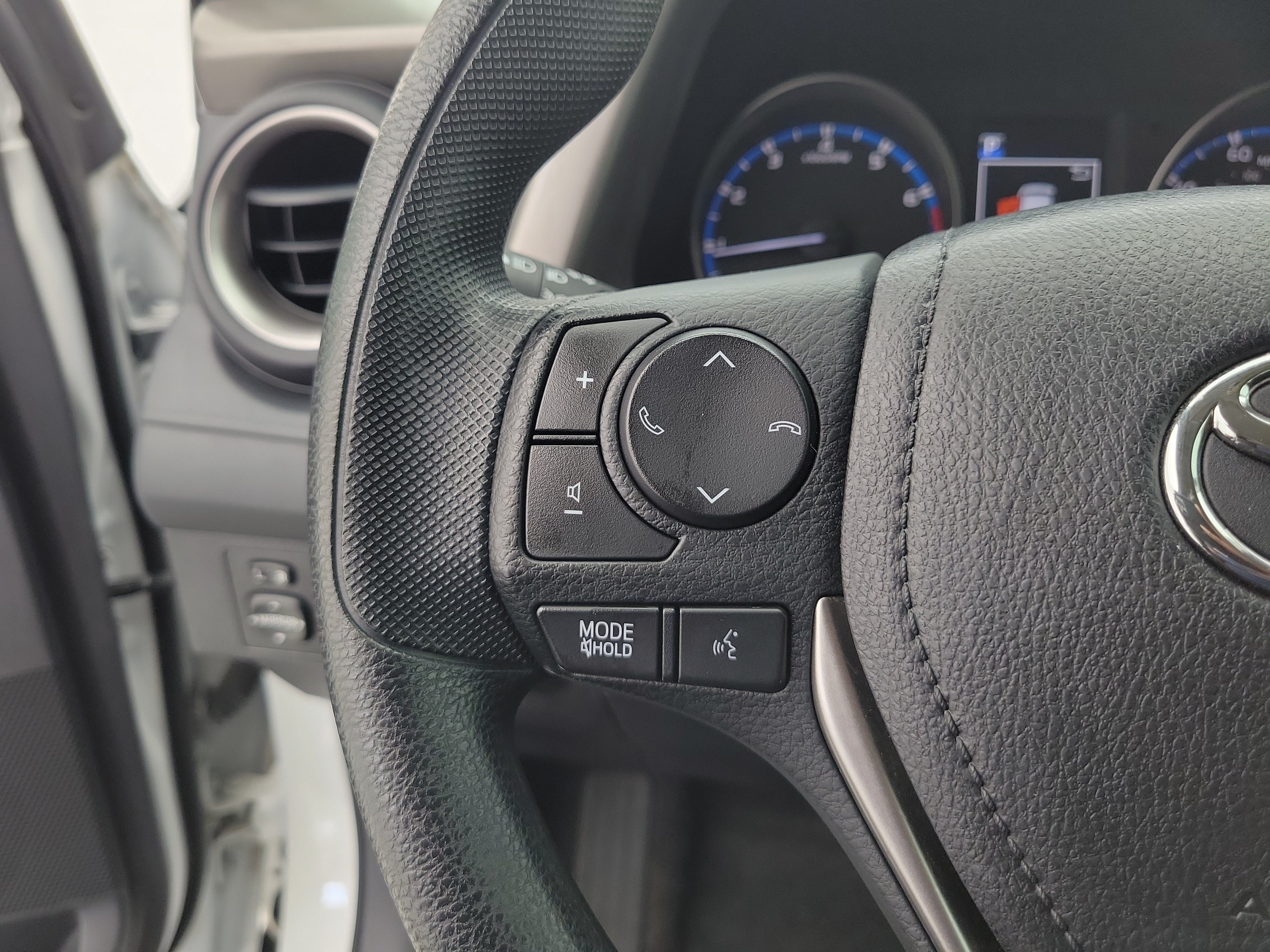 Used 2018 Super White Toyota LE image 23