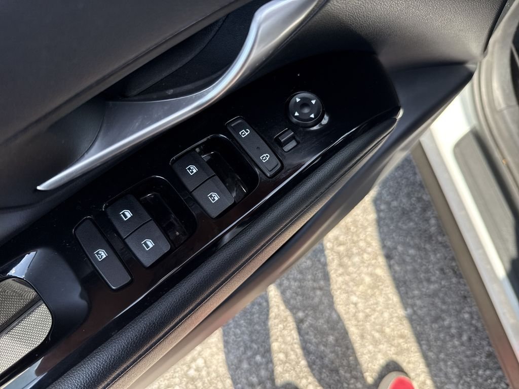 Used 2022 Quartz White Hyundai SEL image 18