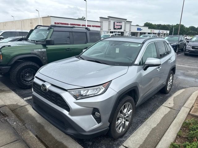 Used 2019 Silver Toyota XLE Premium image 2