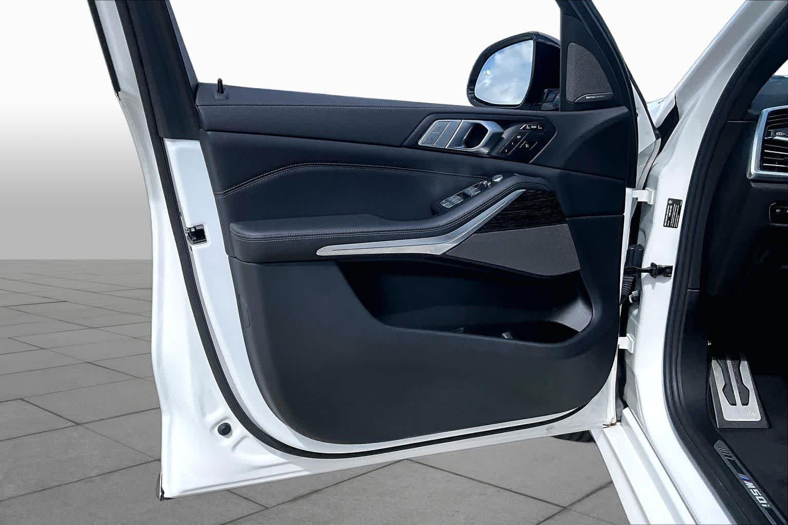 Used 2022 Alpine White BMW M50i image 24
