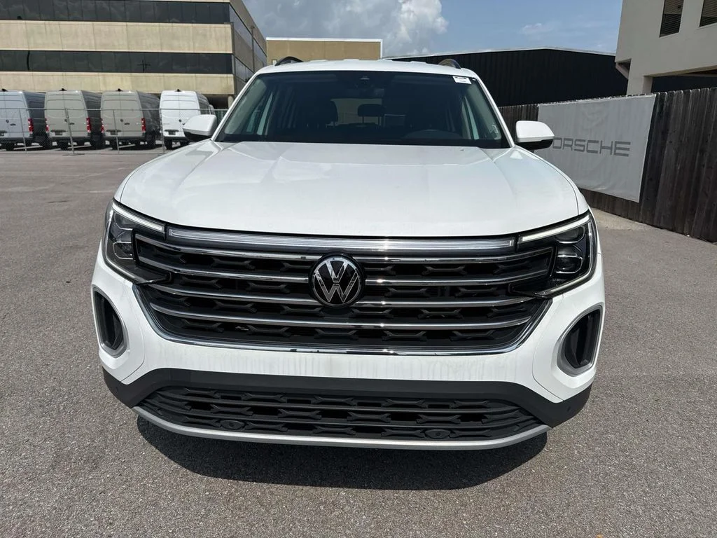 Used 2025  Volkswagen 2.0T SE w/Technology image 2