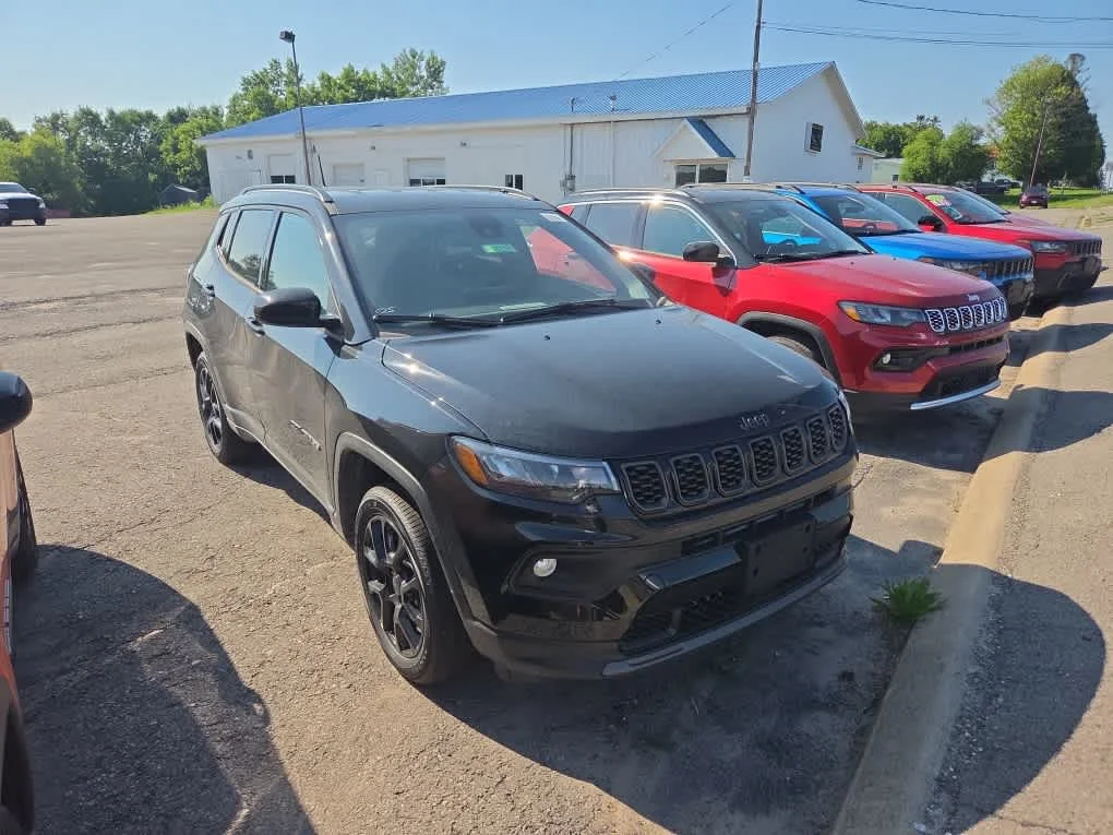 New 2026 Diamond Black Crystal Pearl-Coat Exterior Paint Jeep Latitude Altitude image 3