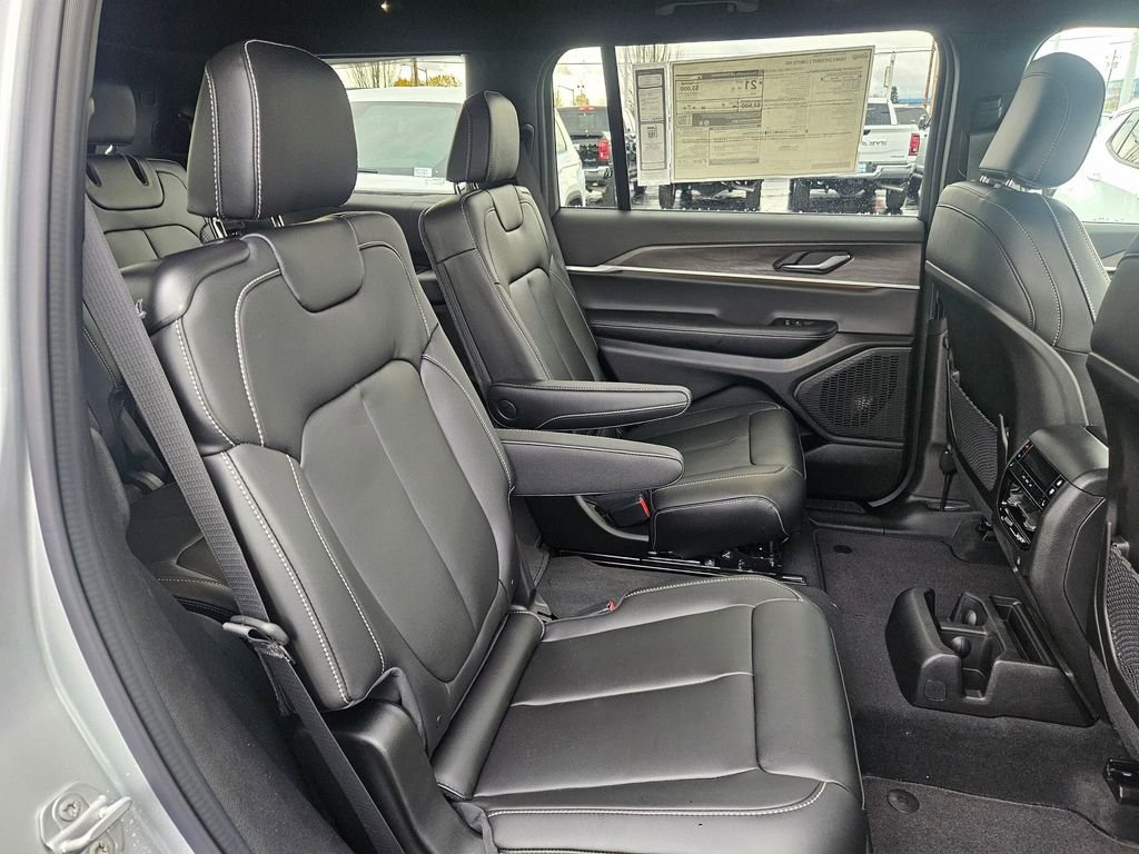 New 2025 Silver Zynith Exterior Paint Jeep Limited image 36