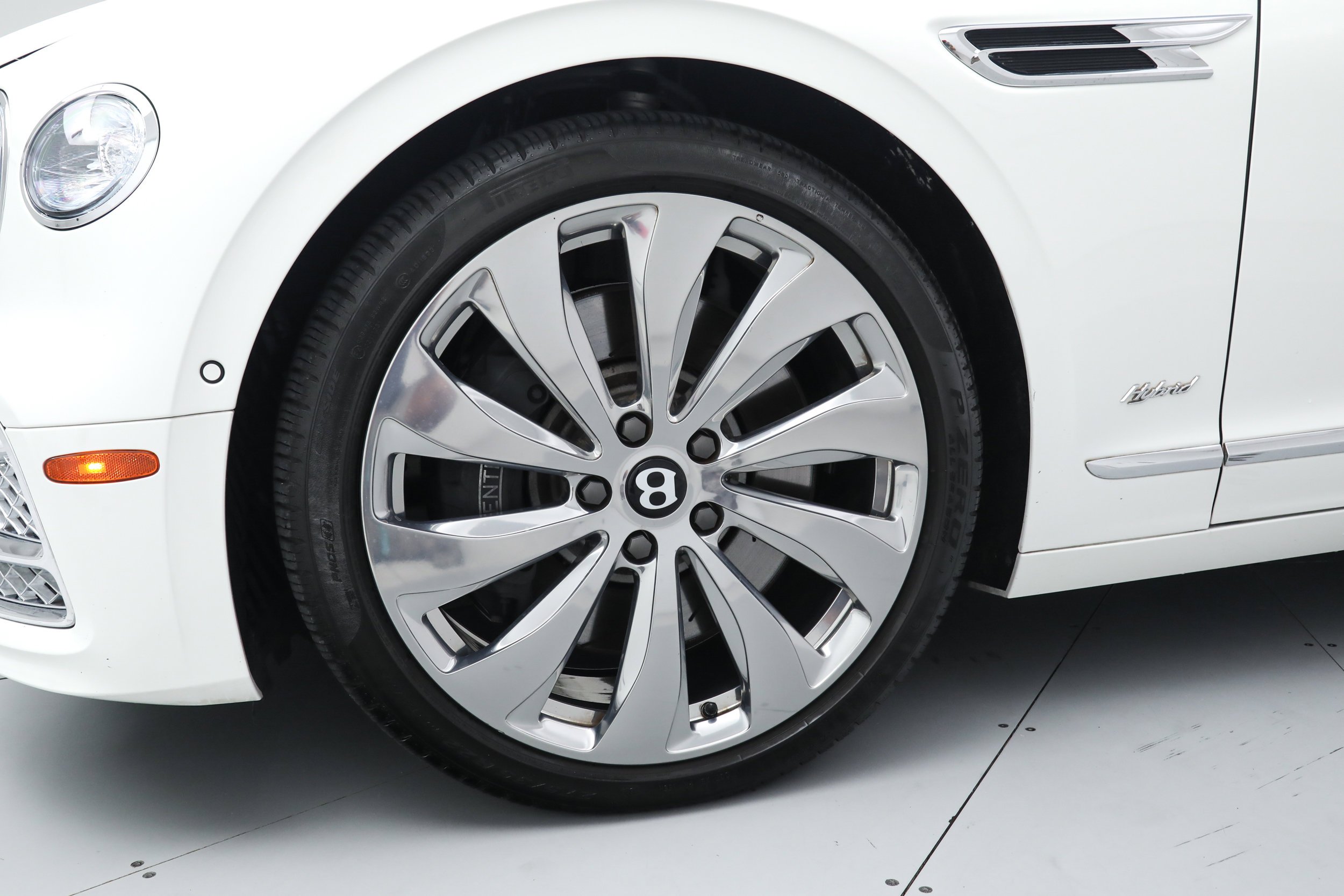 Used 2022 White Bentley  image 12