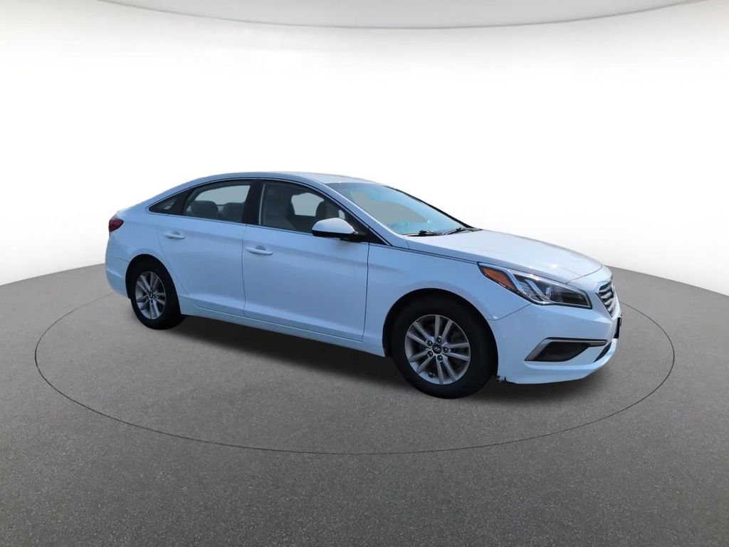 Used 2017 White Hyundai Base image 4
