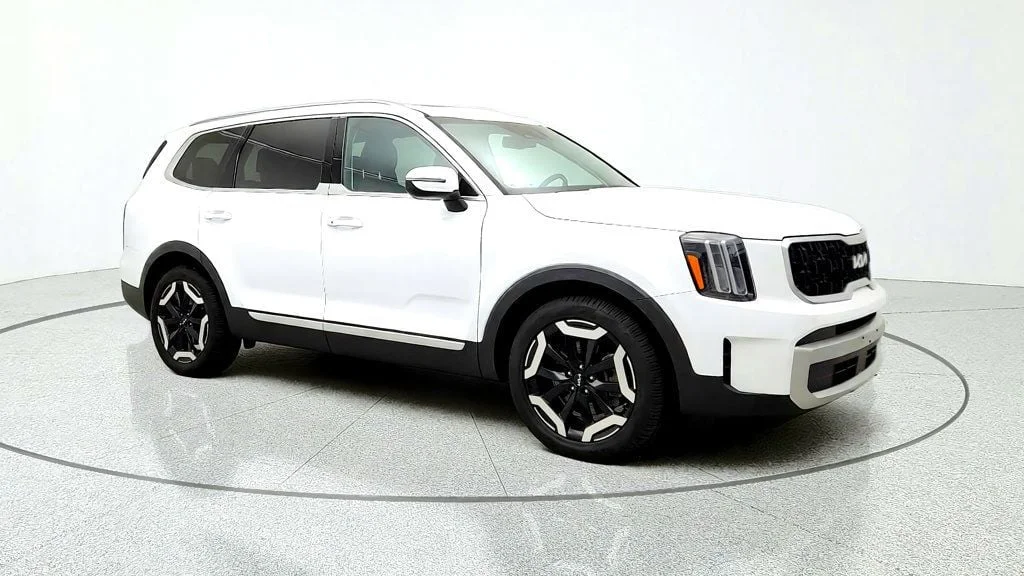 Used 2024 Glacial White Pearl Kia EX FWD image 3