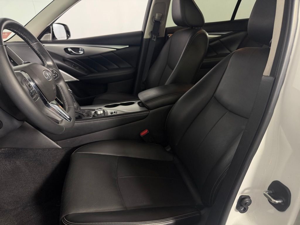 Used 2023 White INFINITI LUXE image 22