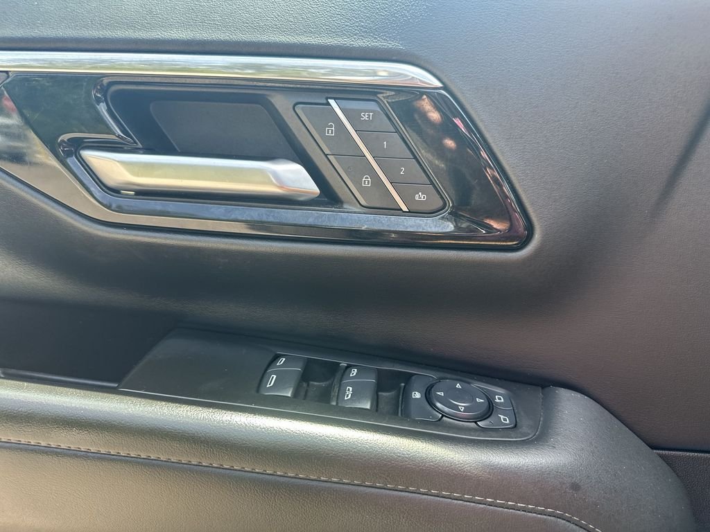 Used 2025 Black Chevrolet Z71 image 25