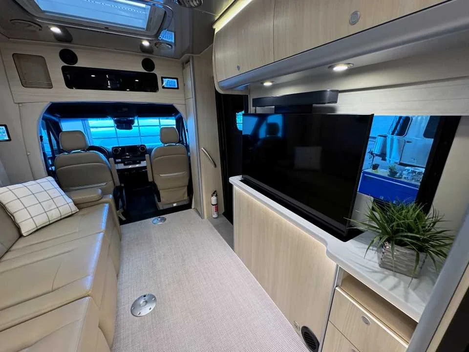 New 2025 Hightech Silver Premium Metallic AIRSTREAM  image 24