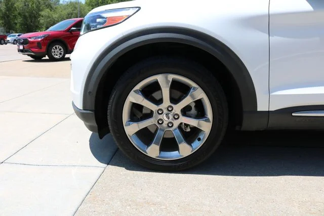Used 2020 White Metallic Ford Platinum image 47