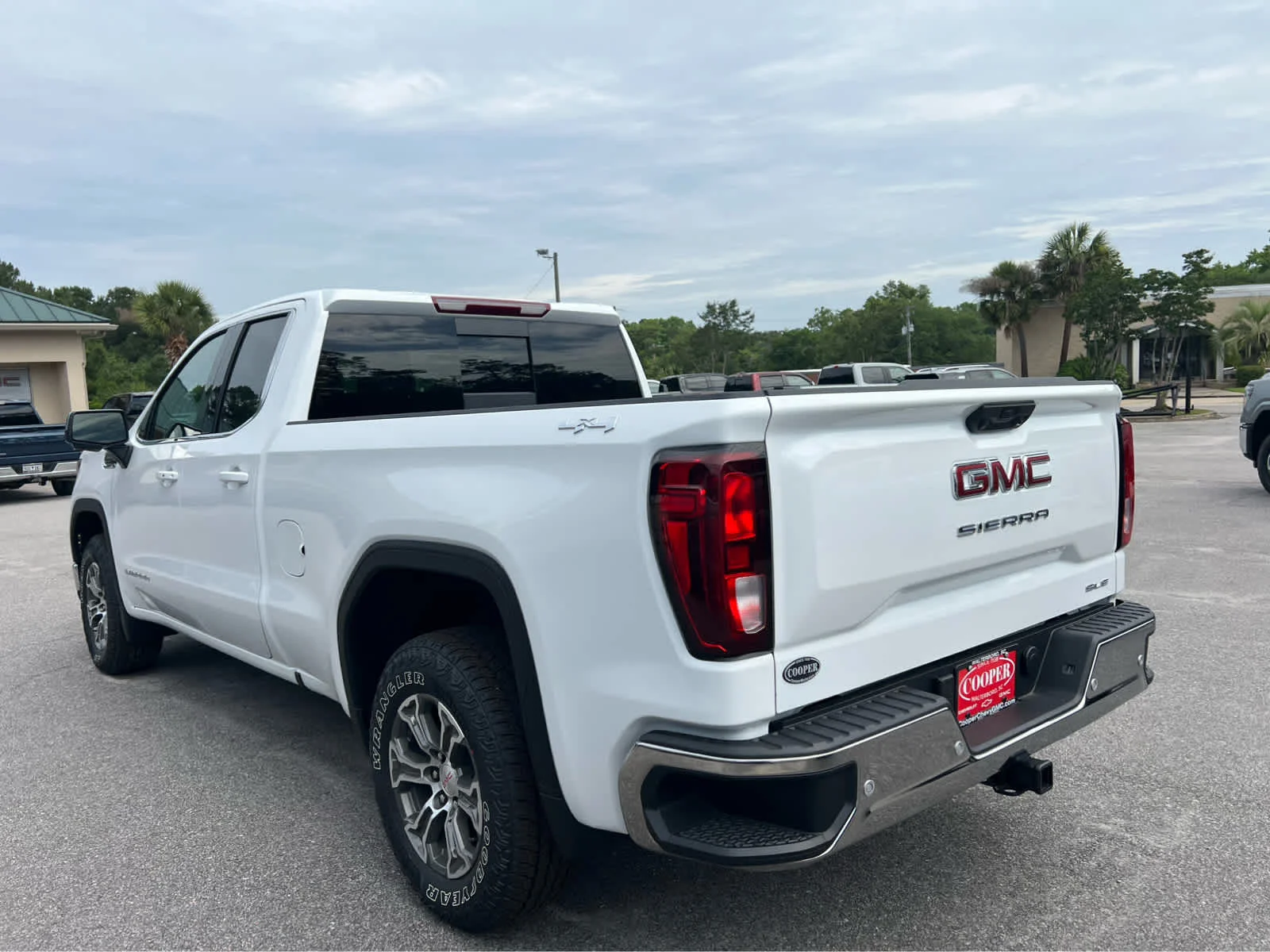 New 2026 Summit White GMC SLE image 4