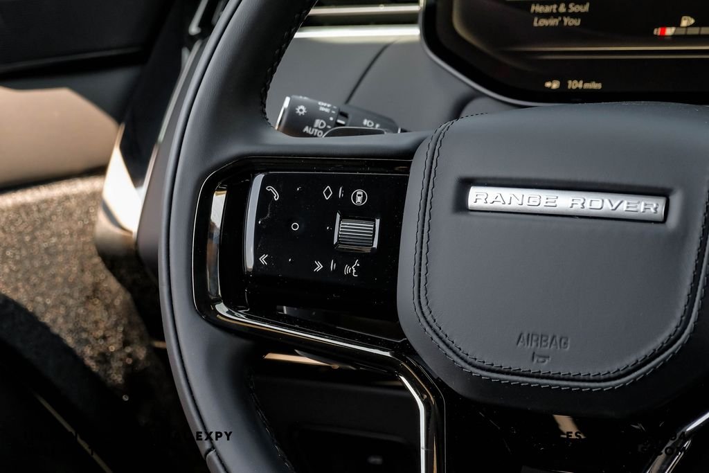 New 2026 Ostuni Pearl Wht Prem Met Land Rover Dynamic SE image 18