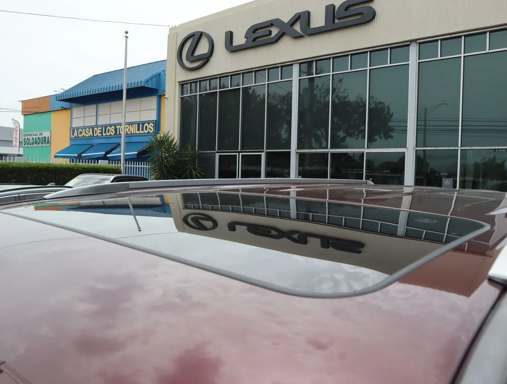 Used 2021  Lexus 460 Luxury image 11