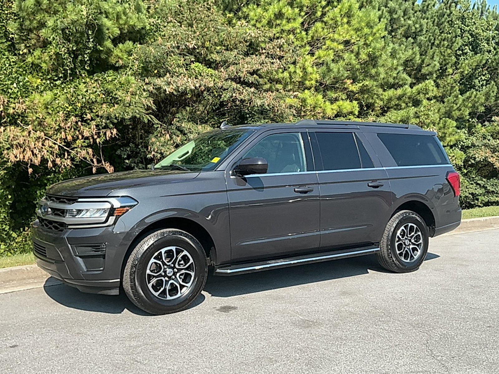 Used 2022 Dark Matter Metallic Ford XLT MAX image 4