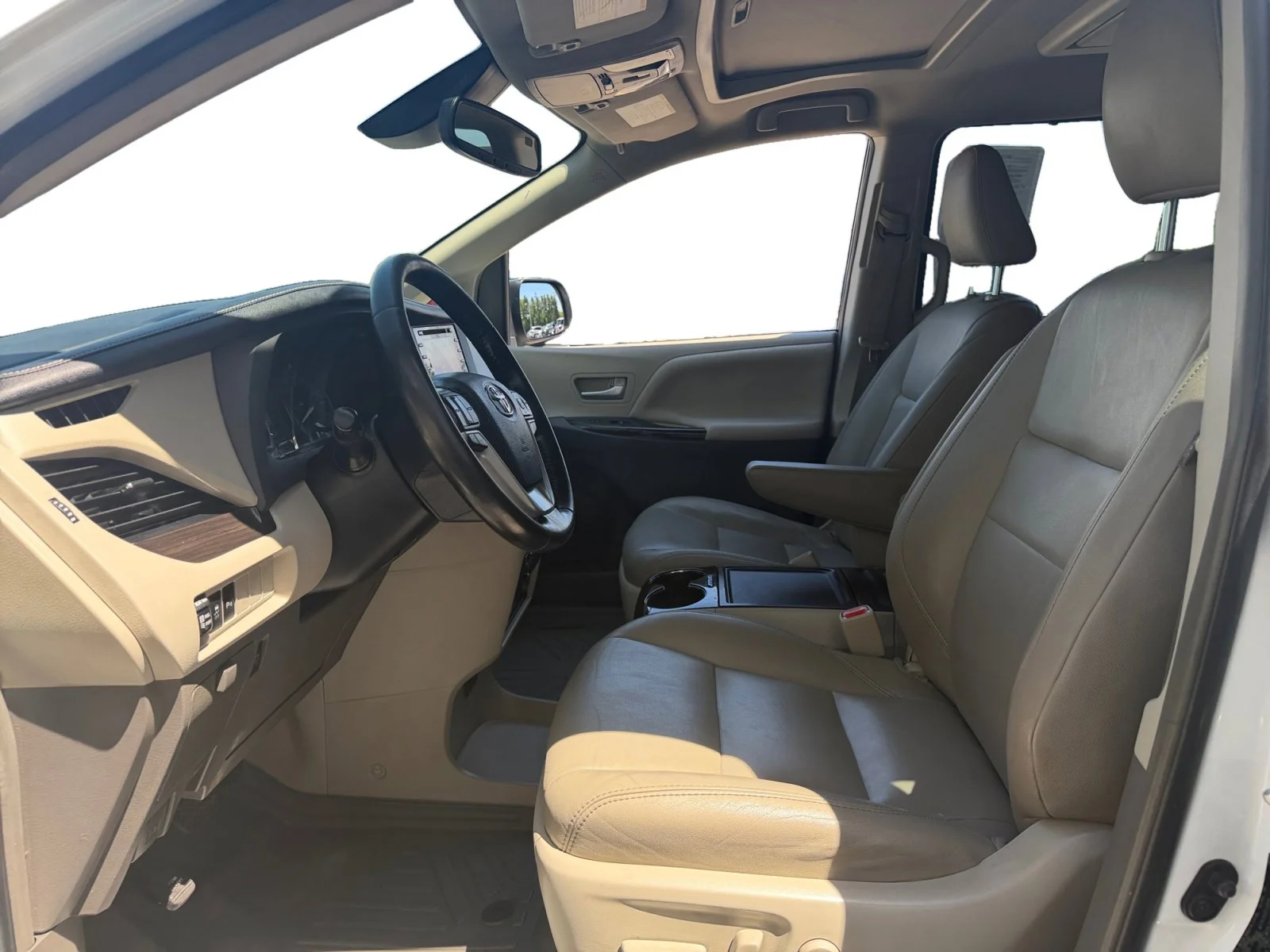 Used 2018 Super White Toyota XLE Premium image 8