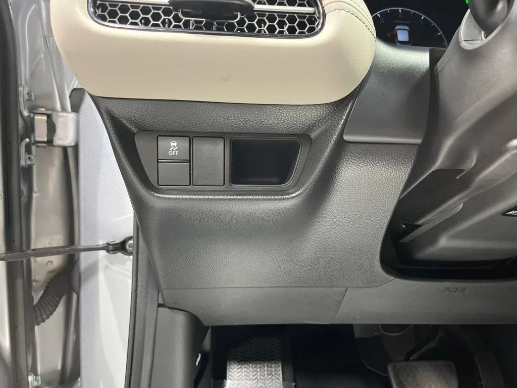 Used 2025 Lunar Silver Metallic Honda AWD EX-L image 47