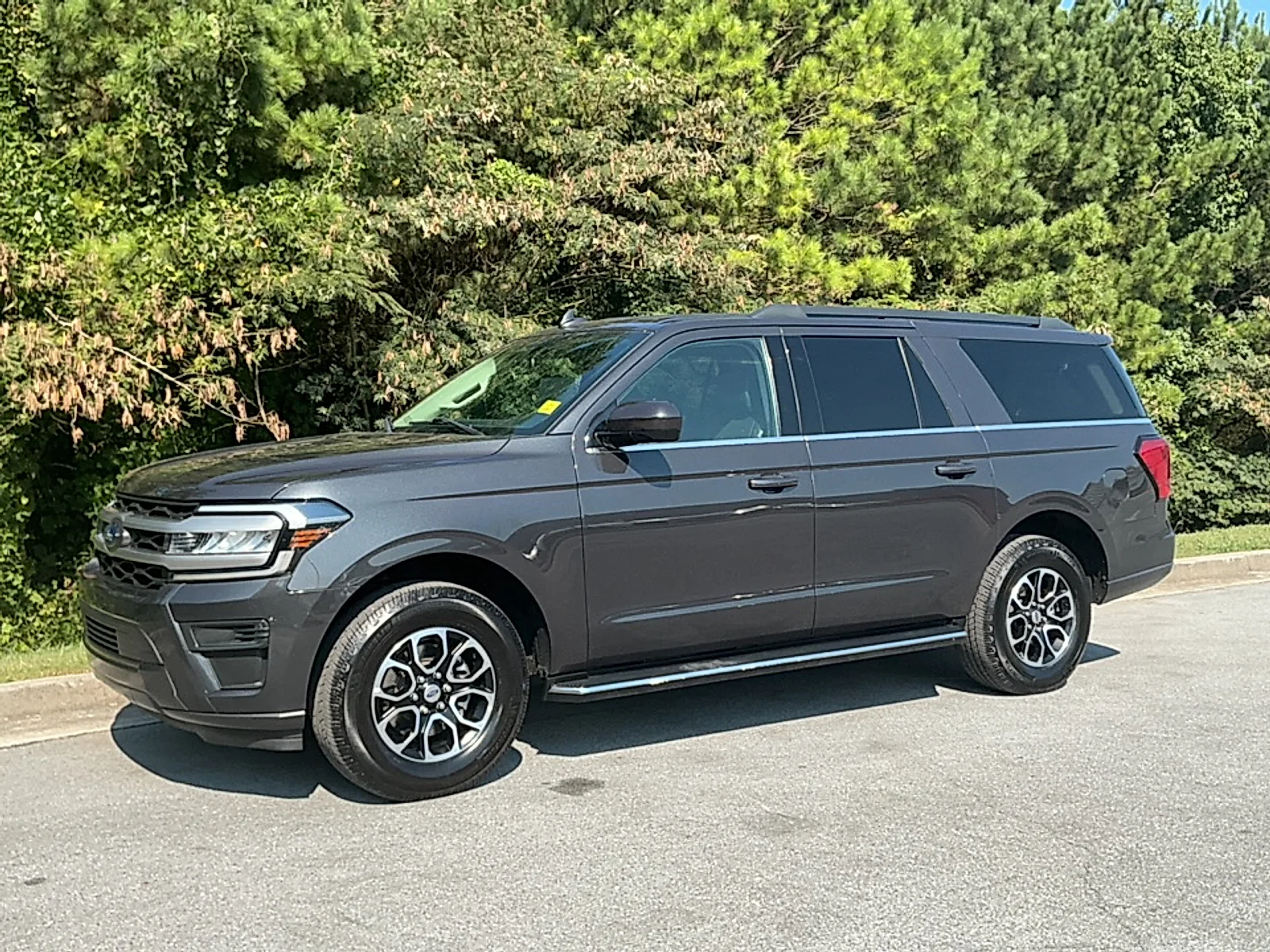 Used 2022 Dark Matter Metallic Ford XLT MAX image 4