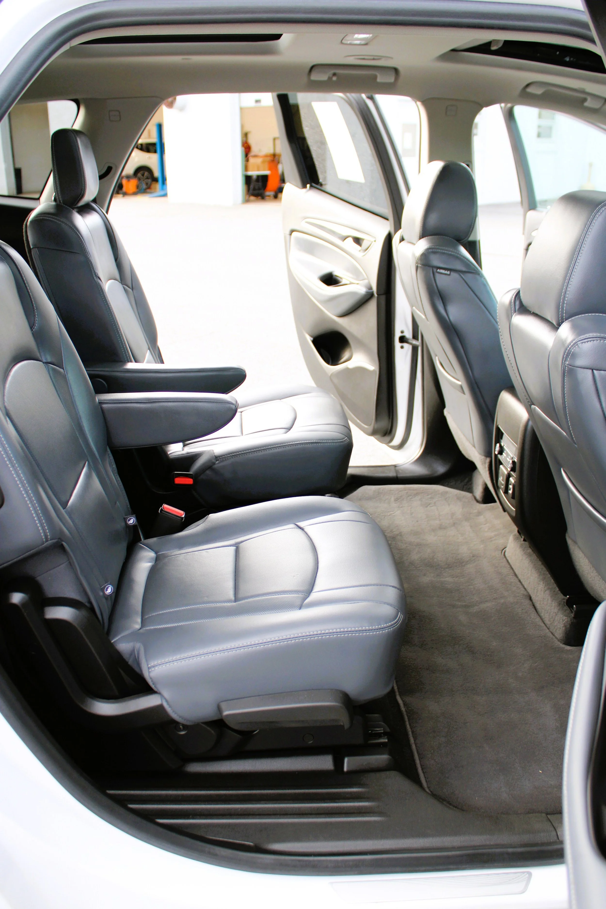 Used 2018 White Frost Tricoat Buick Premium image 17