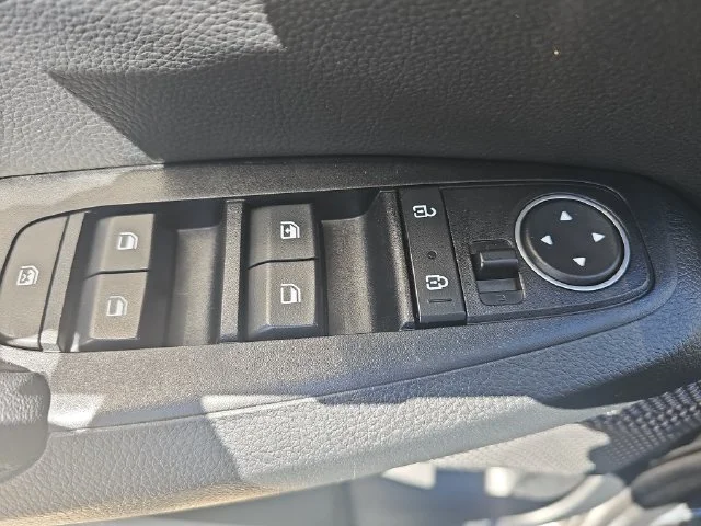 Used 2023 White Kia S image 27