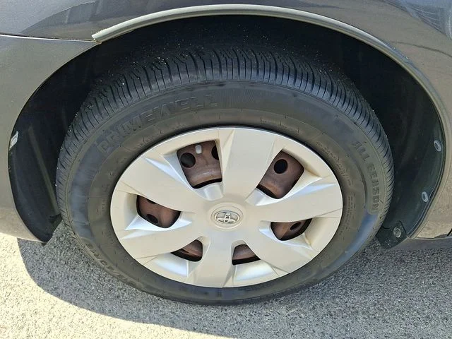 Used 2009 Gray Toyota LE image 4