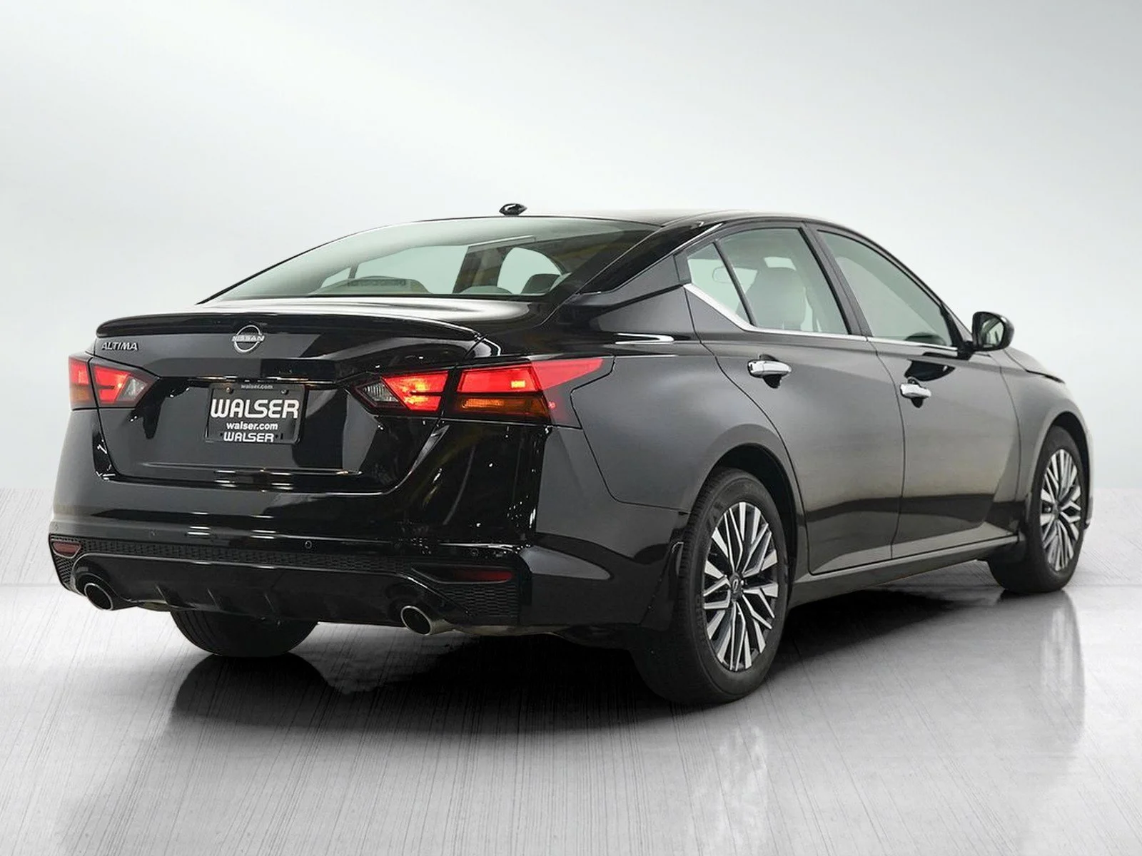 Used 2025 Super Black Clearcoat Nissan 2.5 SV image 5