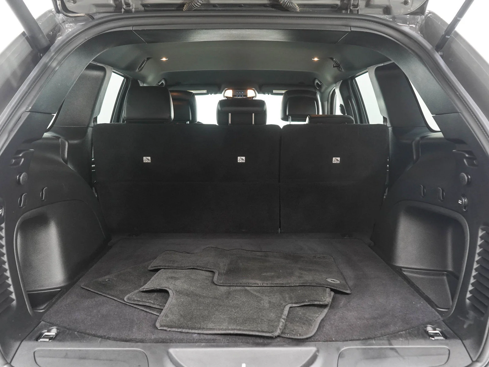Used 2022 Sting-Gray Clearcoat Jeep Laredo X image 9