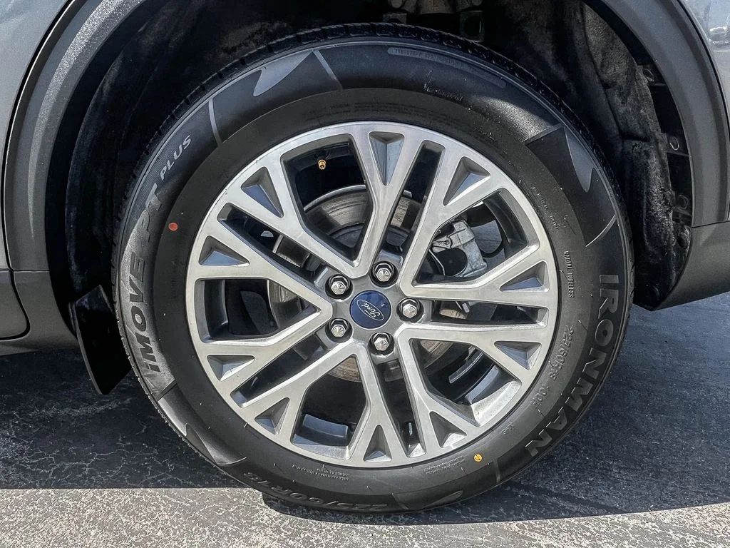 Used 2022 Gray Ford SEL image 9